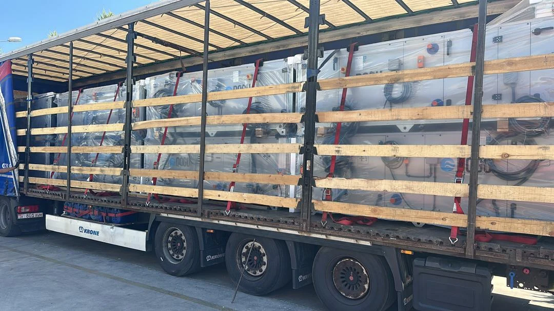 Cargo in a semi-trailer with an open side